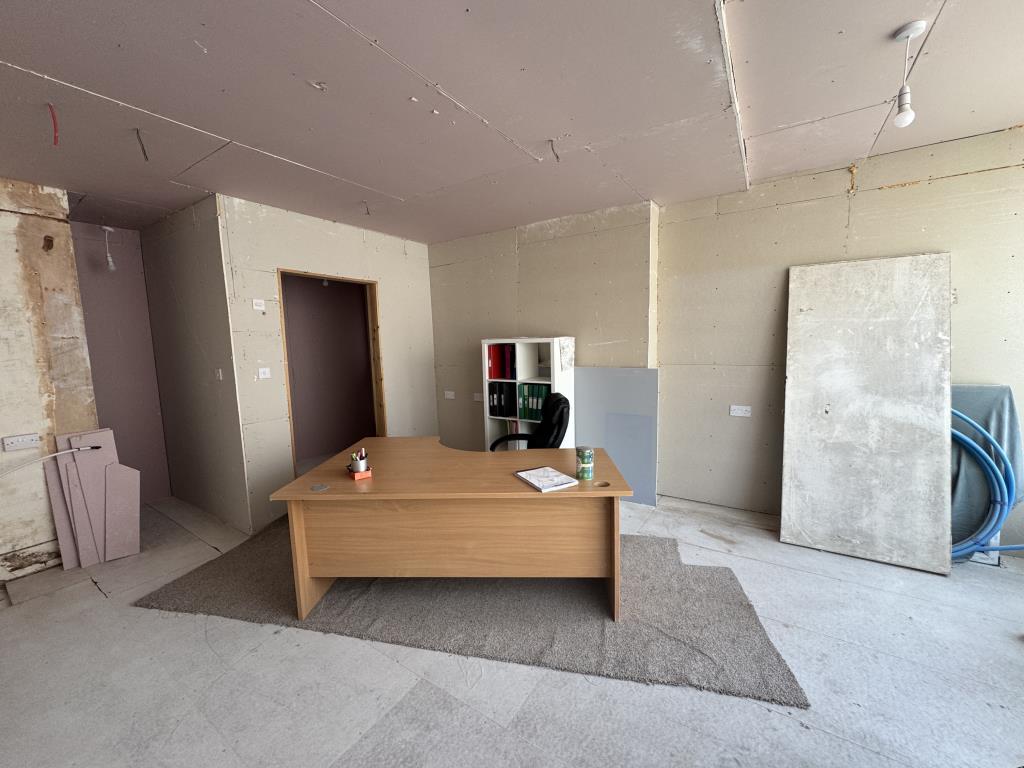 Lot: 39 - GROUND FLOOR SHOP AND FLAT FOR COMPLETION - Commercial unit